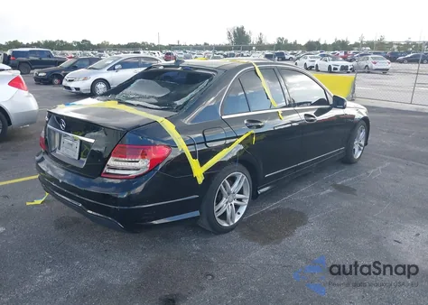 2014 Mercedes-Benz C 250 Luxury/Sport z USA, uszkodzony, nr VIN WDDGF4HB0EA964437